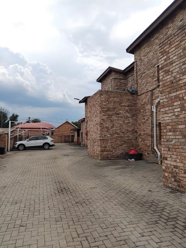 To Let 1 Bedroom Property for Rent in Kannoniers Park North West